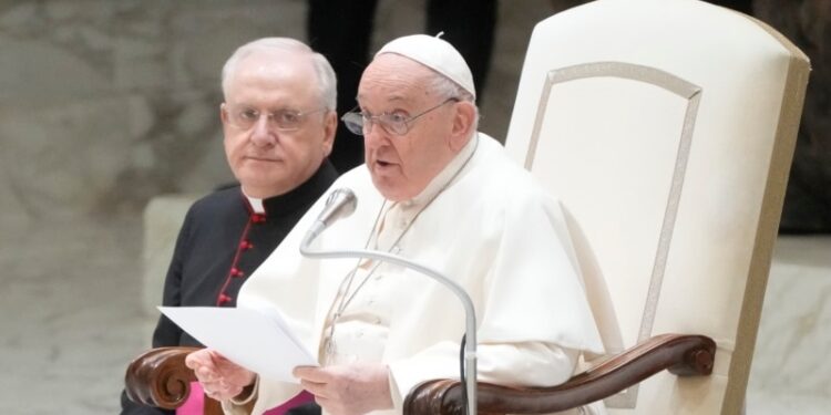 Papa Francisco pide al personal del Vaticano evitar “posiciones ideológicas rígidas”