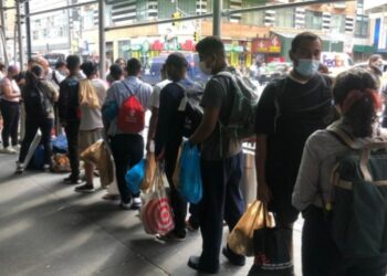 Sindicato de maestros demandó al alcalde Adams por recortes “ilegales” ante crisis de migrantes en Nueva York