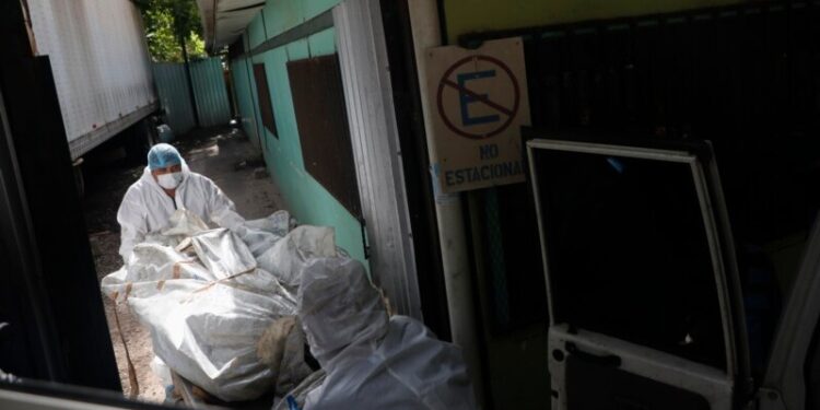 Al menos dos muertos y tres desaparecidos en naufragio en costa atlántica de Honduras