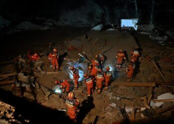 Continúan las tareas de rescate en noroeste de China tras terremoto que deja 118 muertos