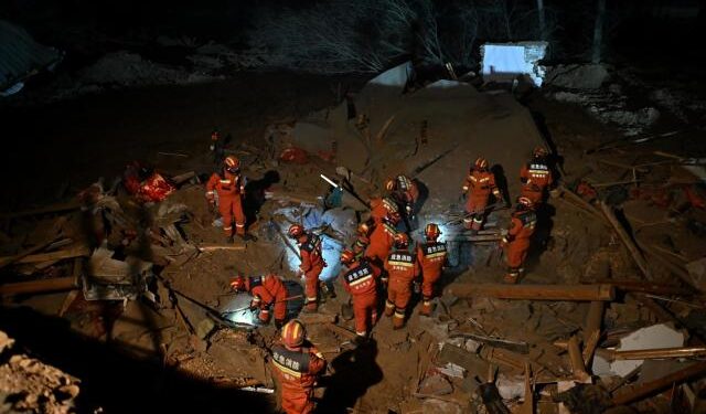 Continúan las tareas de rescate en noroeste de China tras terremoto que deja 118 muertos