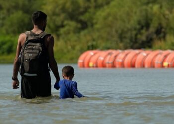 Tribunal ordena a Texas mover barrera de boyas que suscitó el rechazo de México