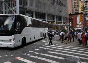 El alcalde de Nueva York restringe la llegada de nuevos autobuses con migrantes