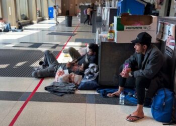 Construcción de refugios para inmigrantes sin hogar en Chicago enfrenta una reacción violenta