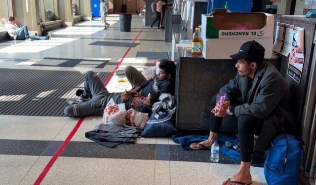 Construcción de refugios para inmigrantes sin hogar en Chicago enfrenta una reacción violenta