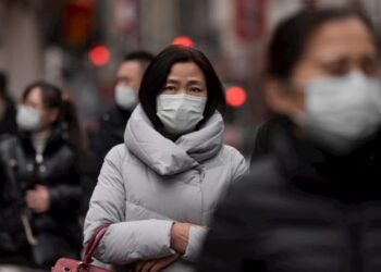 China minimiza los brotes respiratorios y afirma que “se deben a patógenos conocidos”