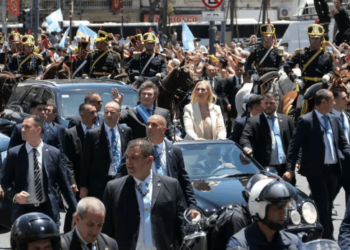 Autoridades argentinas buscan a hombre que atacó el desfile de Milei e hirió a un escolta