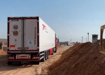 Primer lote de camiones con ayuda humanitaria para civiles de Gaza atravesó paso de Kerem Shalom abierto por Israel