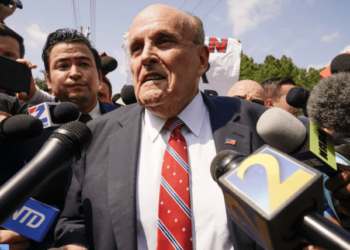 Giuliani, exabogado de Trump, condenado a pagar una millonada por difamar a agentes electorales