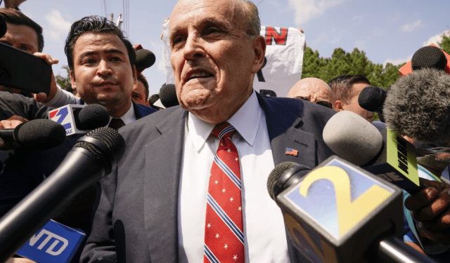 Giuliani, exabogado de Trump, condenado a pagar una millonada por difamar a agentes electorales