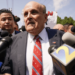 Giuliani, exabogado de Trump, condenado a pagar una millonada por difamar a agentes electorales