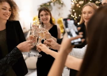 “Veámonos antes de fin de año”: cuál es el efecto en la salud mental de sobrecargar la agenda este mes