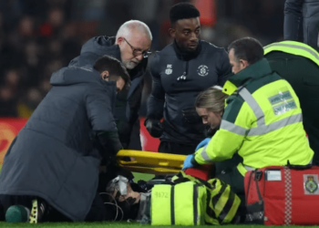 Máxima preocupación en la Premier League: el capitán del Luton Town se desplomó en la cancha y suspendieron el partido