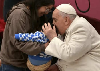 El papa Francisco cumple 87 años y lo celebra con niños del centro pediátrico del Vaticano