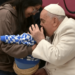 El papa Francisco cumple 87 años y lo celebra con niños del centro pediátrico del Vaticano