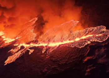 EN IMÁGENES: el impactante momento en el que el volcán de Islandia entra en erupción