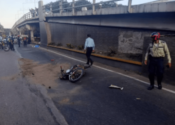 EN VIDEO: motorizados fallecieron tras estrellarse contra un elevado en La Guaira este #19Dic