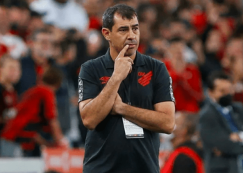 Santos contrata al entrenador Carille para su primer año en la Segunda División en Brasil