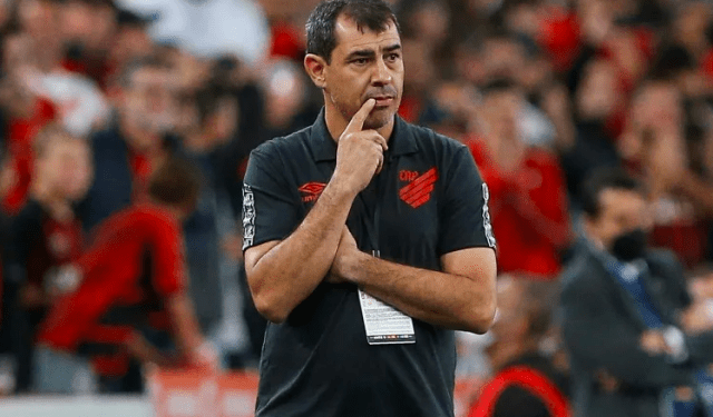 Santos contrata al entrenador Carille para su primer año en la Segunda División en Brasil