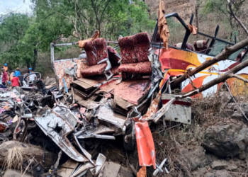 Al menos 13 muertos y 14 heridos al incendiarse un autobús tras un accidente en India