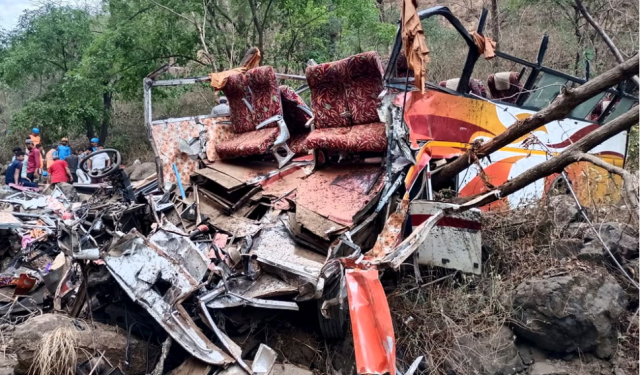 Al menos 13 muertos y 14 heridos al incendiarse un autobús tras un accidente en India