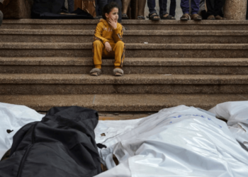 Biden lucha por contener la guerra entre Israel y Hamás mientras el conflicto se extiende (Video)