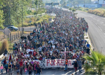 Migrantes saturan la frontera norte de México pese a la visita de la delegación de EEUU