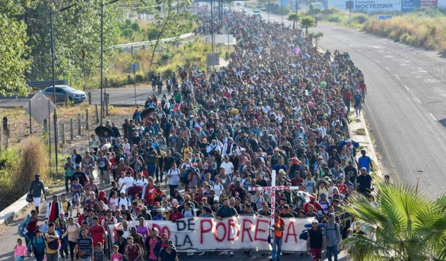 Migrantes saturan la frontera norte de México pese a la visita de la delegación de EEUU