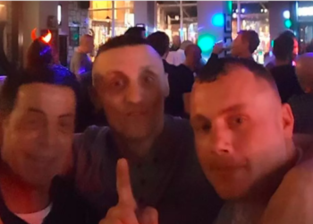 Un hombre sale corriendo a la calle después de escuchar un trágico choque y descubre lo peor