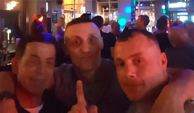 Un hombre sale corriendo a la calle después de escuchar un trágico choque y descubre lo peor