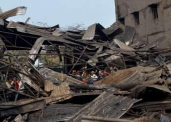 Al menos seis muertos tras un incendio en una fábrica de velas de cumpleaños en India