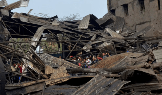 Al menos seis muertos tras un incendio en una fábrica de velas de cumpleaños en India