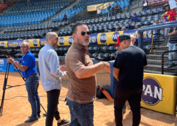 Oswaldo Guillén manifestó su pesar ante la ausencia de venezolanos en el Universitario para despedir a Vitico Davalillo