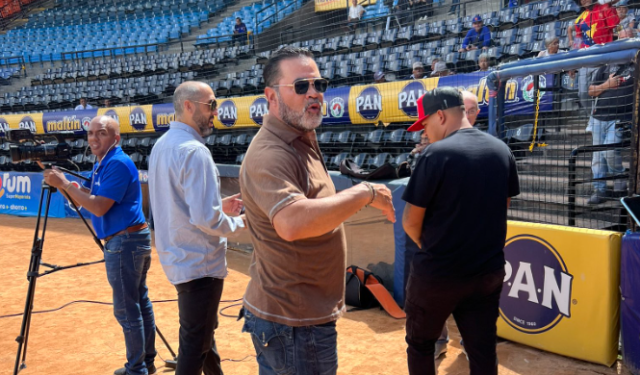 Oswaldo Guillén manifestó su pesar ante la ausencia de venezolanos en el Universitario para despedir a Vitico Davalillo