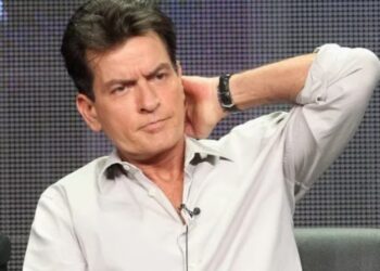 Charlie Sheen fue atacado por su vecina en su propia casa de Malibú