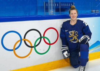 Jugadora de hockey sufrió parálisis del pecho para abajo tras esta lamentable jugada (Video)