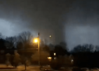 Potente tornado azotó casas y causó múltiples destrozos en Tennessee (Video)