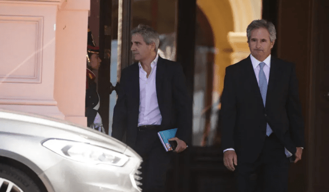 Gobierno de Javier Milei devaluó la moneda argentina más de 50 por ciento