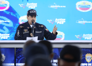 Maduro se disfrazó de comisario y aprobó el uso de drones para labores de patrullaje de la PNB