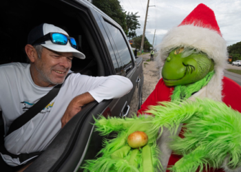 Alguacil en Florida se disfrazó de “Grinch” para ofrecer cebollas en lugar de multas de tráfico (Fotos)