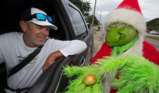 Alguacil en Florida se disfrazó de “Grinch” para ofrecer cebollas en lugar de multas de tráfico (Fotos)