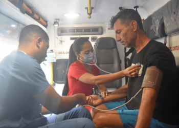 Armada colombiana rescató a familia brasileña que estaba a la deriva en el Caribe