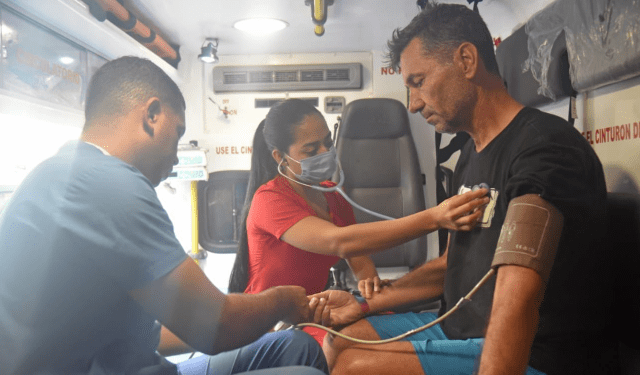 Armada colombiana rescató a familia brasileña que estaba a la deriva en el Caribe