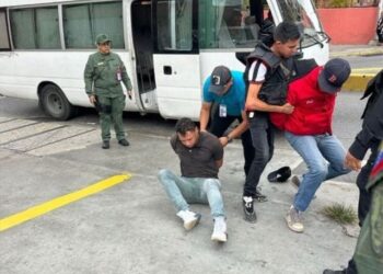 Detenidos tres sujetos por robar casi 100 mil dólares en oficina de Conviasa (Fotos)