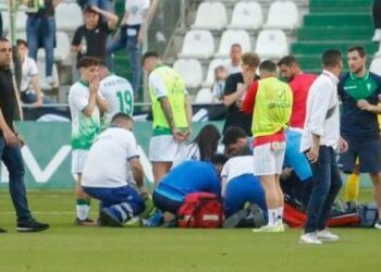 Futbolista sufrió un infarto en pleno partido de liga española y se levantó gracias a un desfibrilador automático (VIDEO)