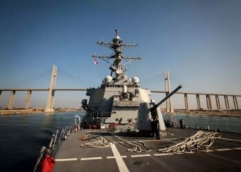 EEUU responde a un ataque de los rebeldes hutíes contra un buque en el mar Rojo