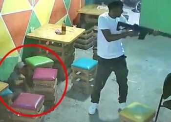 Milagroso escape de la muerte en Ecuador: se escondió detrás de unos bancos en medio de una masacre (VIDEO)