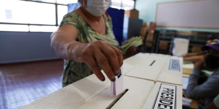 Chilenos votan en plebiscito, otra vez,  propuesta de nueva Constitución