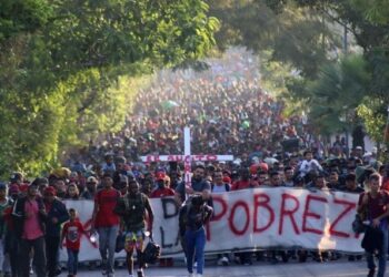 Nueva caravana migrante partió desde el sur de México en Navidad y avanza hacia la frontera con EEUU