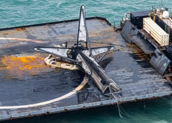 Histórico cohete propulsor de SpaceX se parte en dos cuando era transportado a Florida